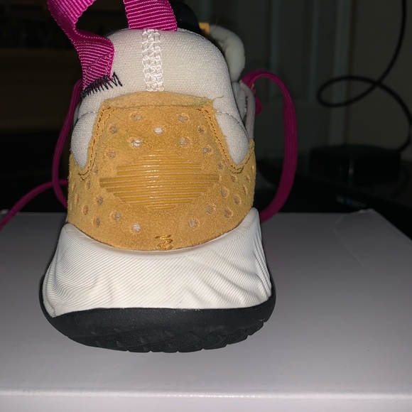 Size 7 1/2women’s Jordans - Picture 4 of 8